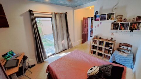 Sovrum med eget badrum med utsikt över terrassen