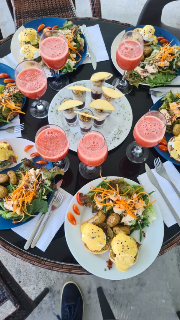 Brunch with smoothie & eggs Benedict